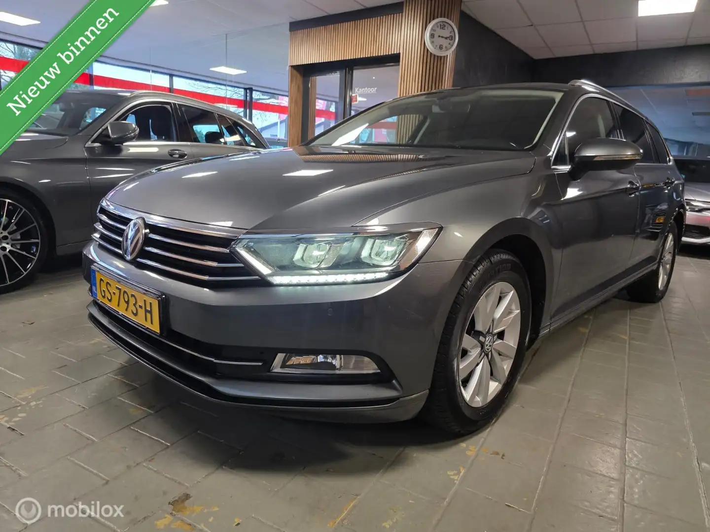 Volkswagen Passat Variant 1.6 TDI Highline DSG Automaat Zeer nette auto Grijs - 2