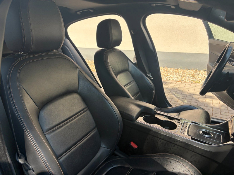 Jaguar XE Prestige AWD 2,0 Diesel Leder Klima Pano. — photo 11