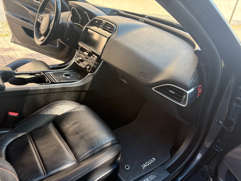 Jaguar XE Prestige AWD 2,0 Diesel Leder Klima Pano. — photo 10