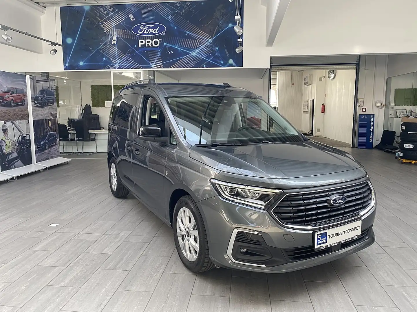 Ford Tourneo Connect 2,0 EcoBlue L1 Titanium Aut. Grau - 1