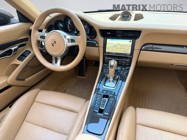Porsche 911 view 7