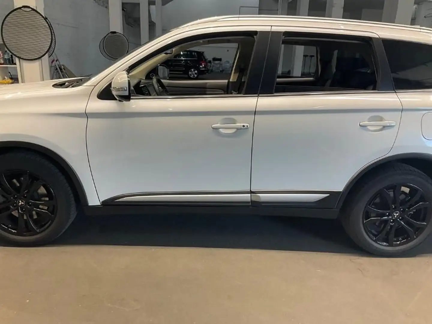 Mitsubishi Outlander TOP 2.0 7Sitze*4WD*CVT*Leder*Dach Bianco - 2