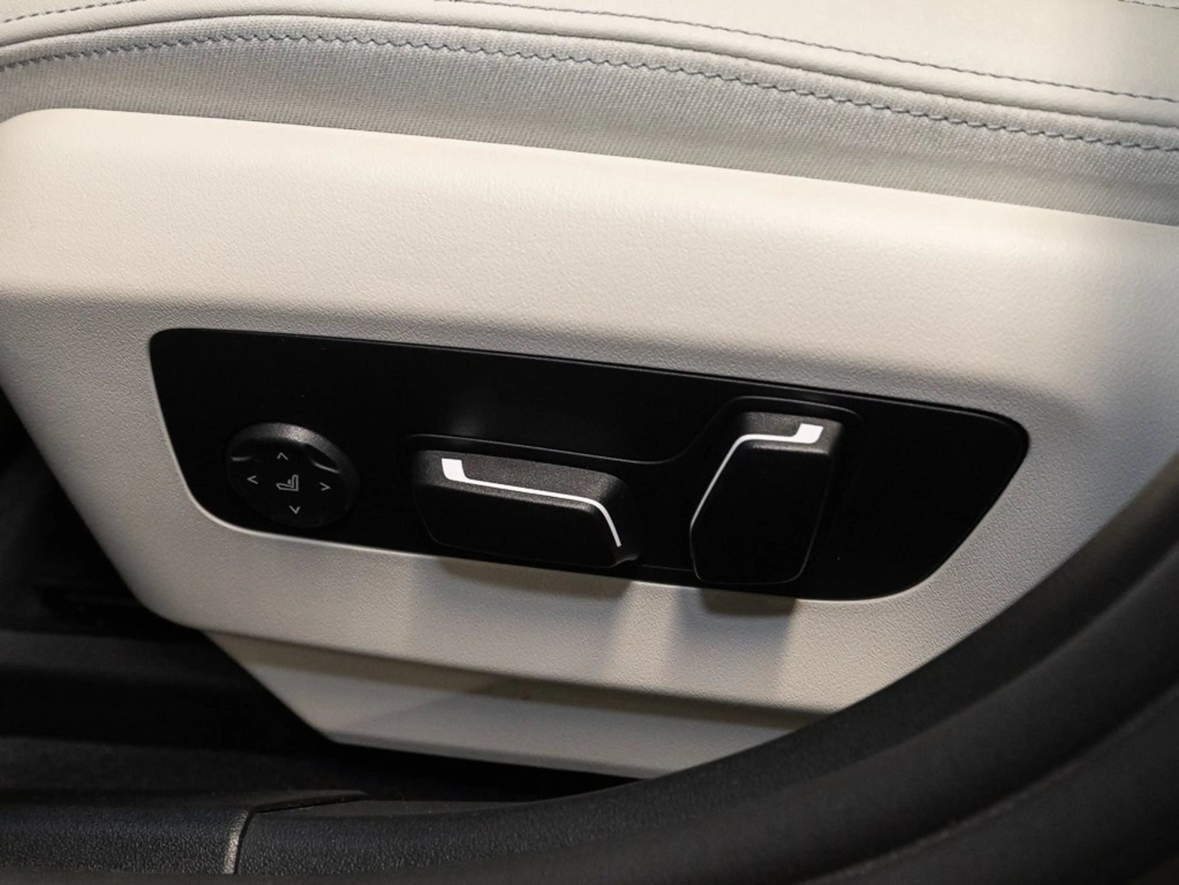 BMW i5 eDrive40 Touring M Sport HUD PANO ACC AHK LM — photo 13