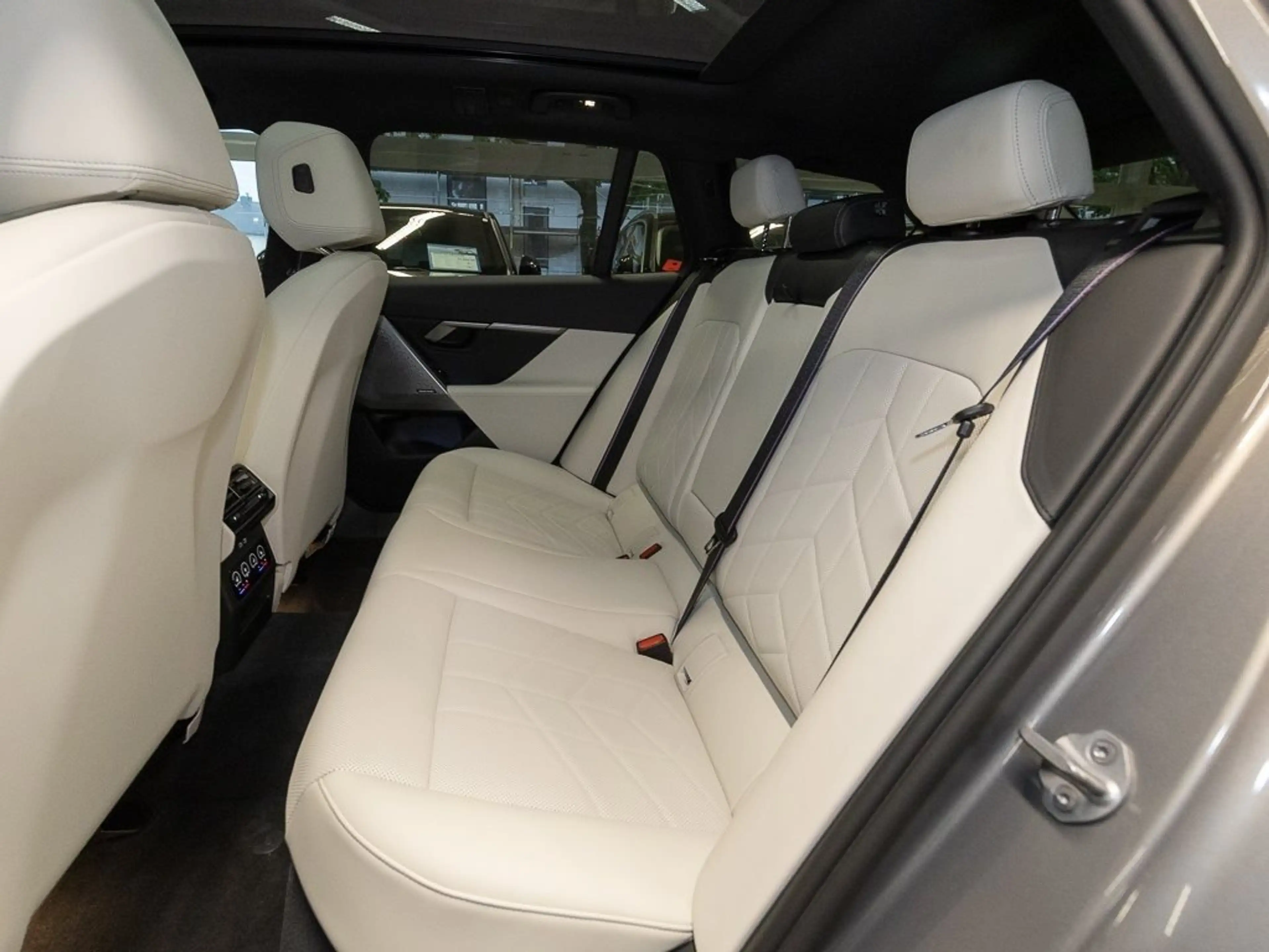 BMW i5 eDrive40 Touring M Sport HUD PANO ACC AHK LM — photo 14