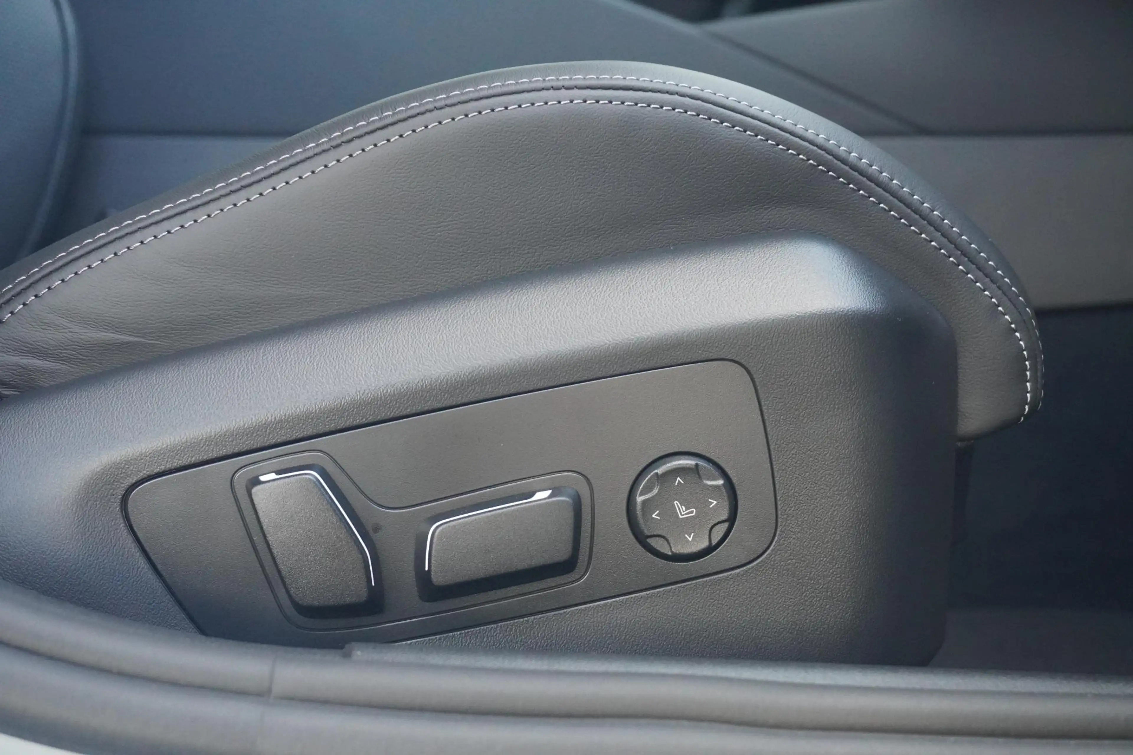 BMW M5 Sedan | M Drivers Pack | Comfort Pack | Bowers & W — photo 13