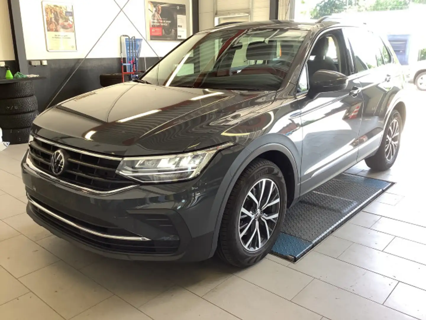 Volkswagen Tiguan 1.5 TSI Life DSG Navi Sitzhzg LED ACC Gris - 2