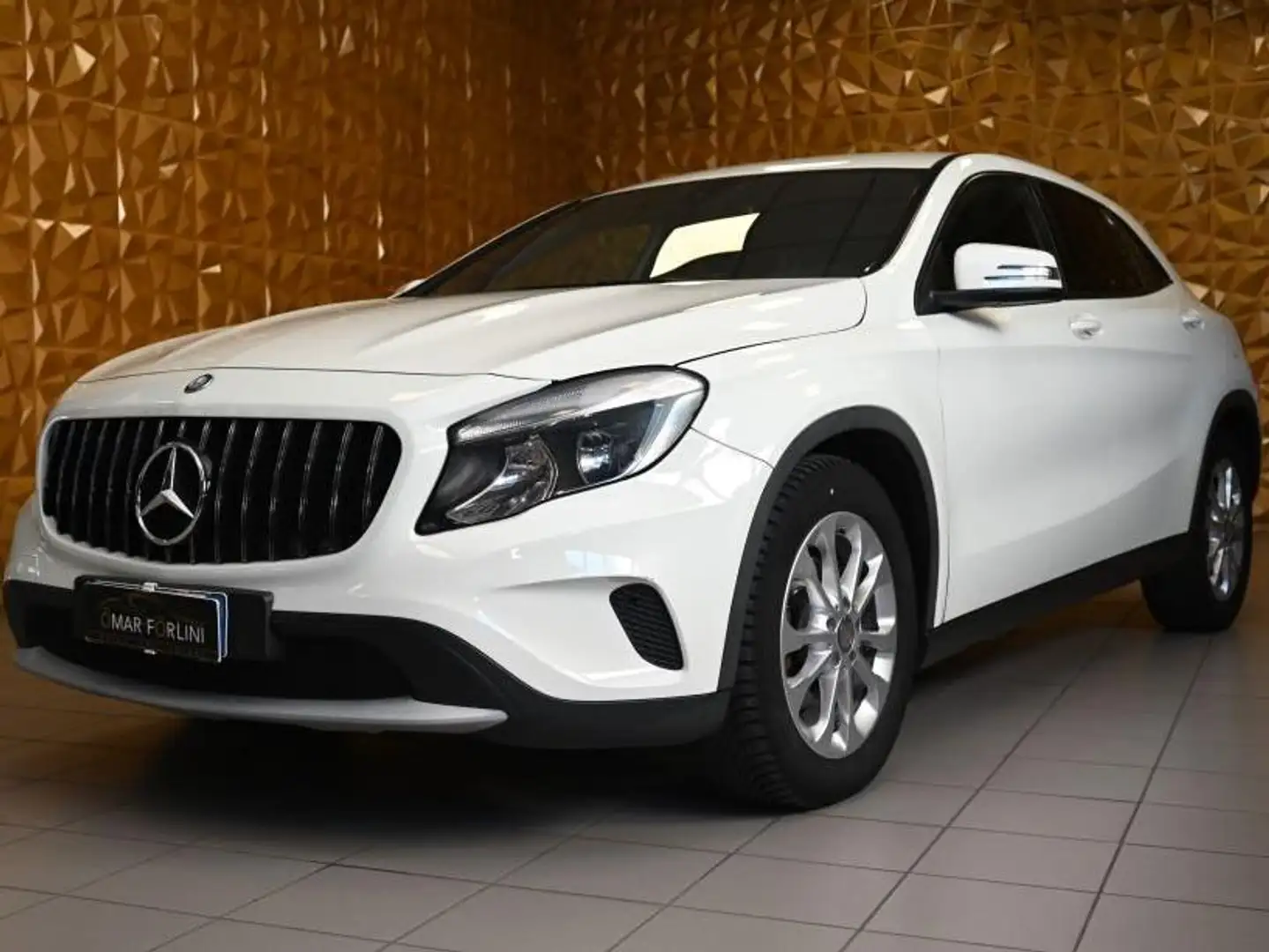 Mercedes-Benz GLA 180 D EXECUTIVE AUT.TEL CERCHI 17"VETRI SCURI SED.RISC Bianco - 1