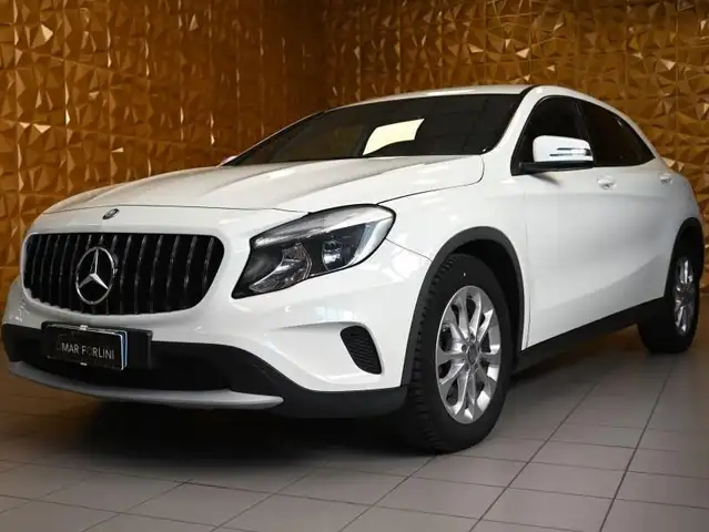 Mercedes-Benz GLA 180 D EXECUTIVE AUT.TEL CERCHI 17"VETRI SCURI SED.RISC