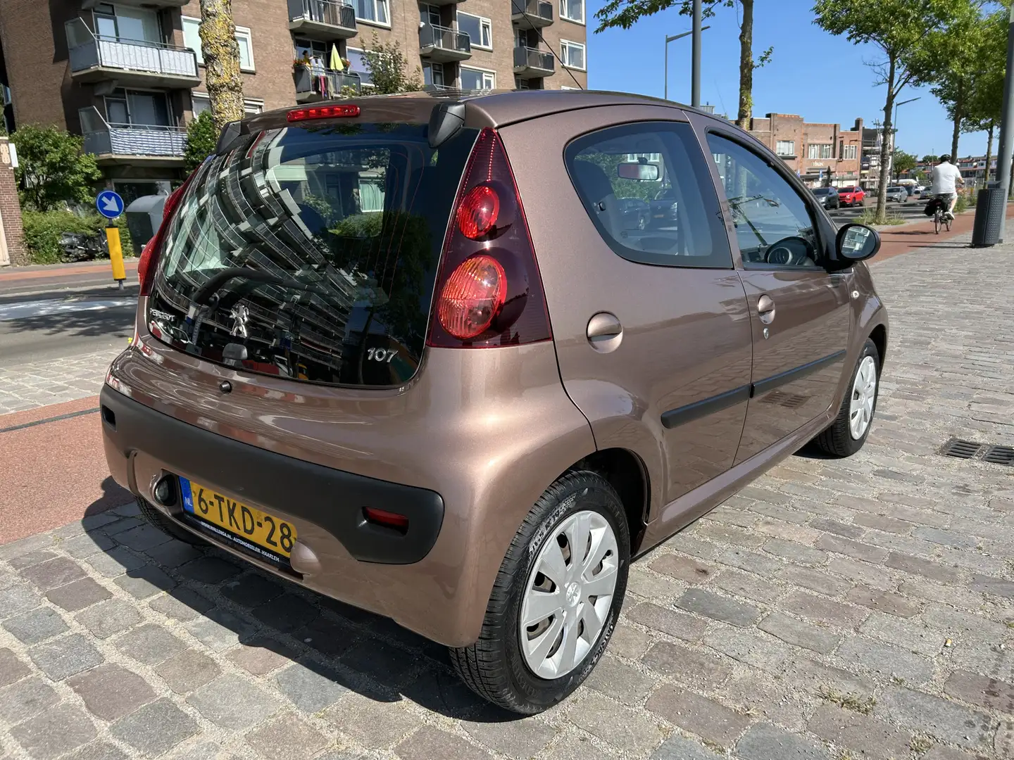 Peugeot 107 1.0 Active 5 deurs airco 90.000 km Bruin - 2