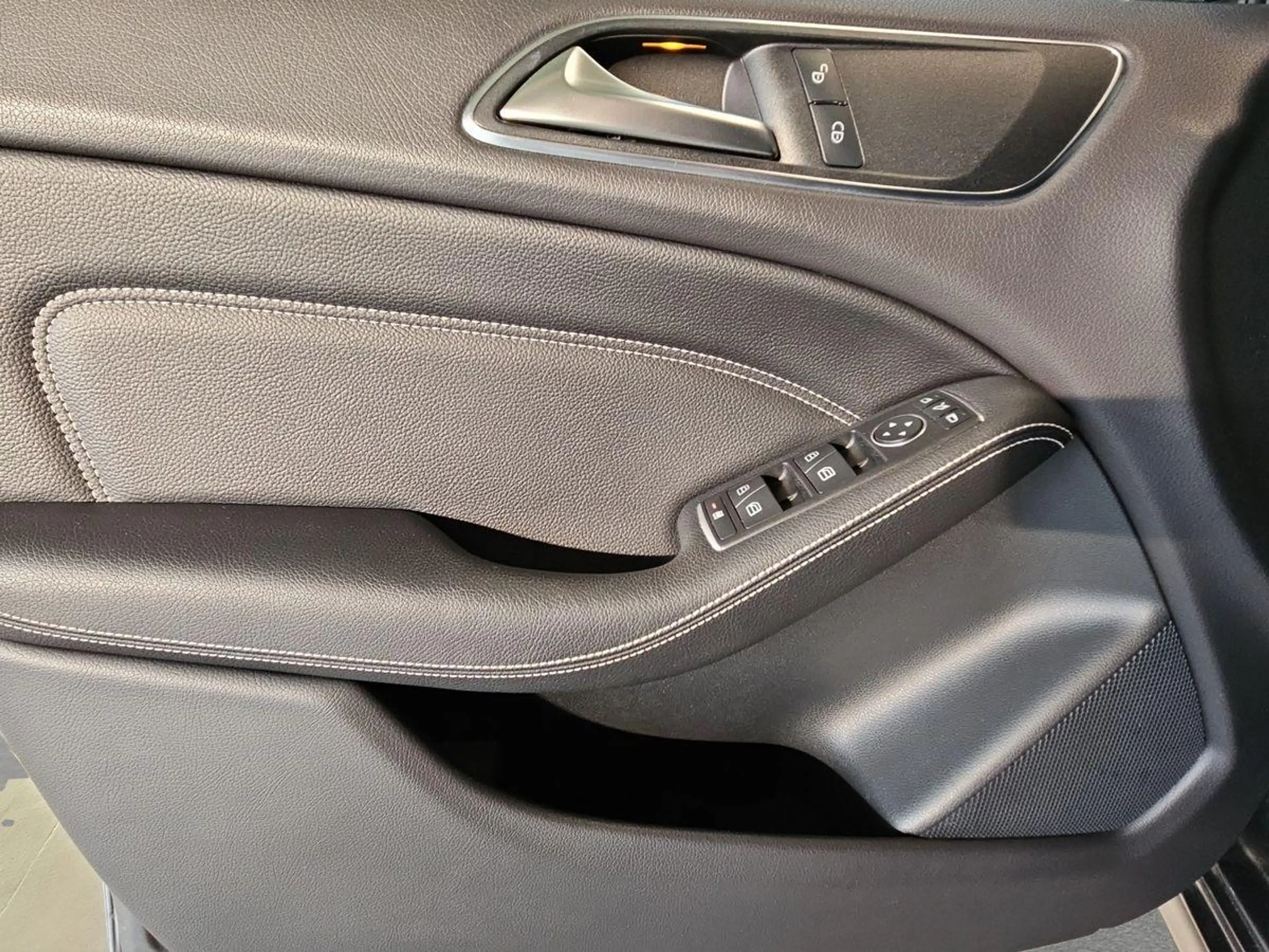 Mercedes-Benz B 200 CDI Urban NAV TEMP RFK LED AHK schwenkbar — photo 6