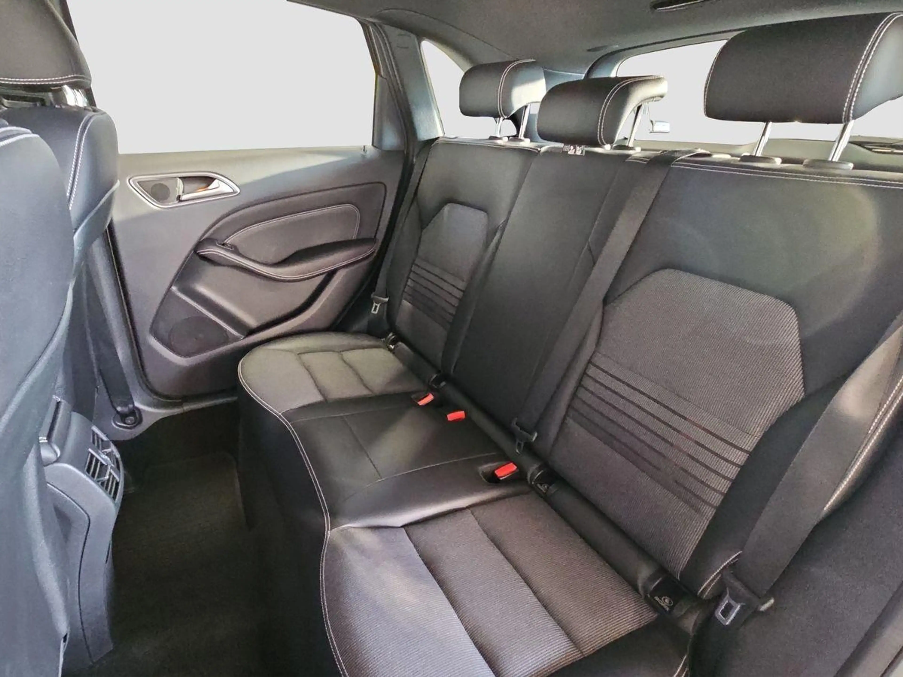 Mercedes-Benz B 200 CDI Urban NAV TEMP RFK LED AHK schwenkbar — photo 7