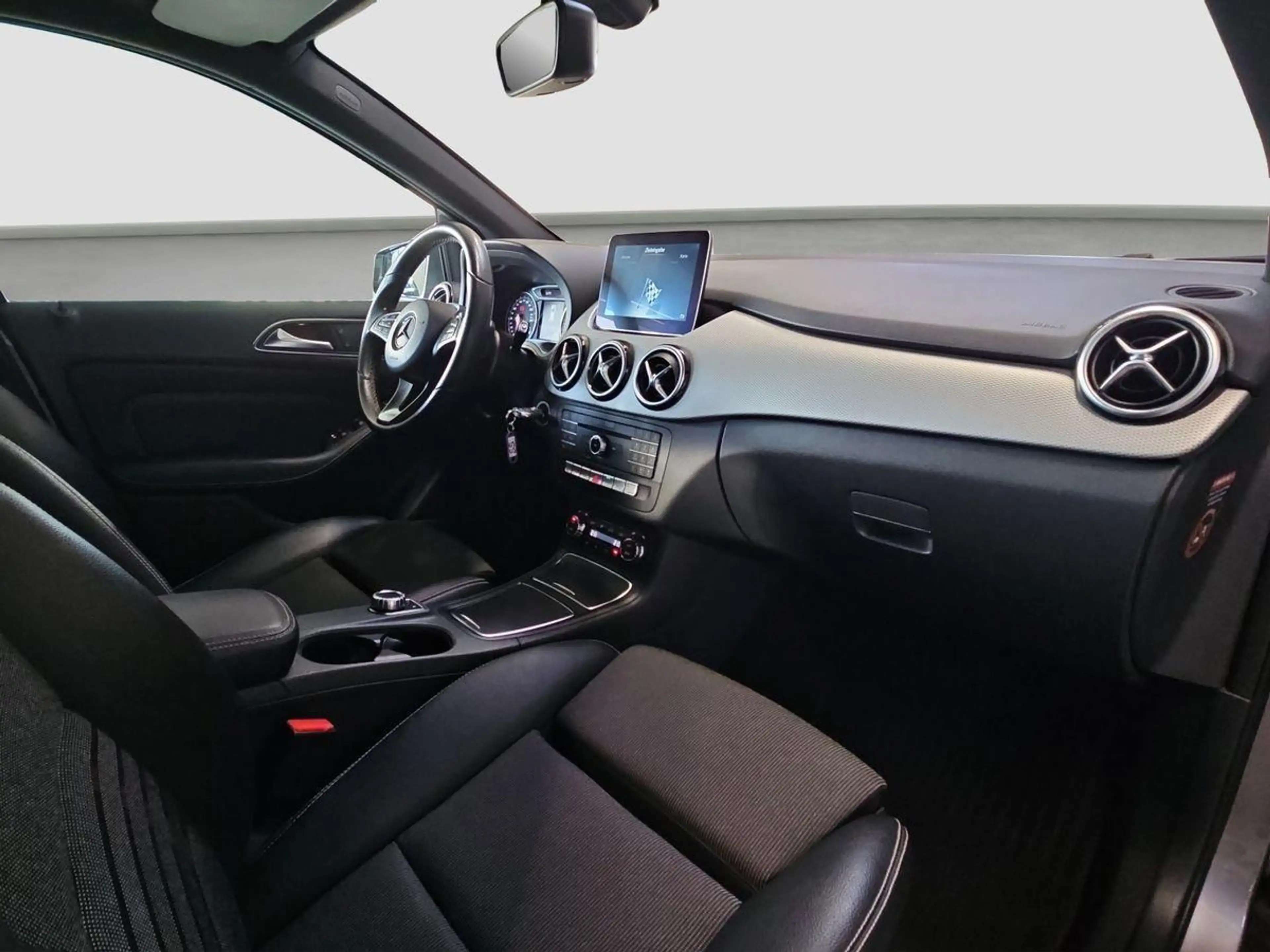 Mercedes-Benz B 200 CDI Urban NAV TEMP RFK LED AHK schwenkbar — photo 10
