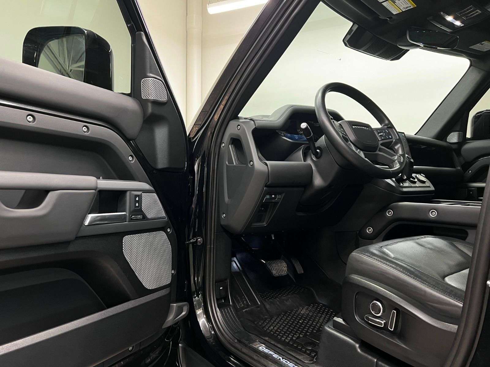 2023 Land Rover Defender X-DYNAMIC SE 130 | OUTBOUND alt 4