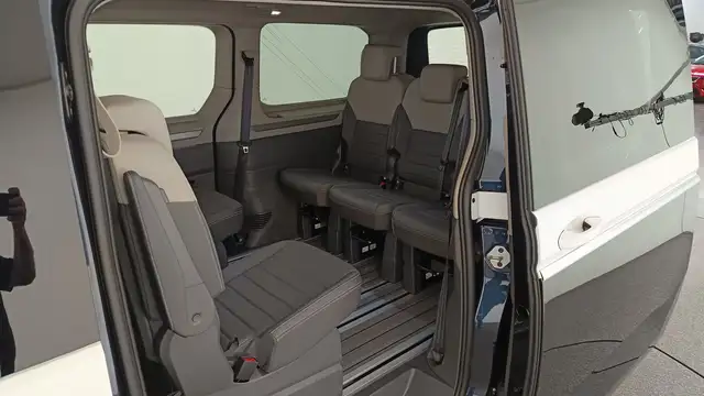 Volkswagen Multivan view 11