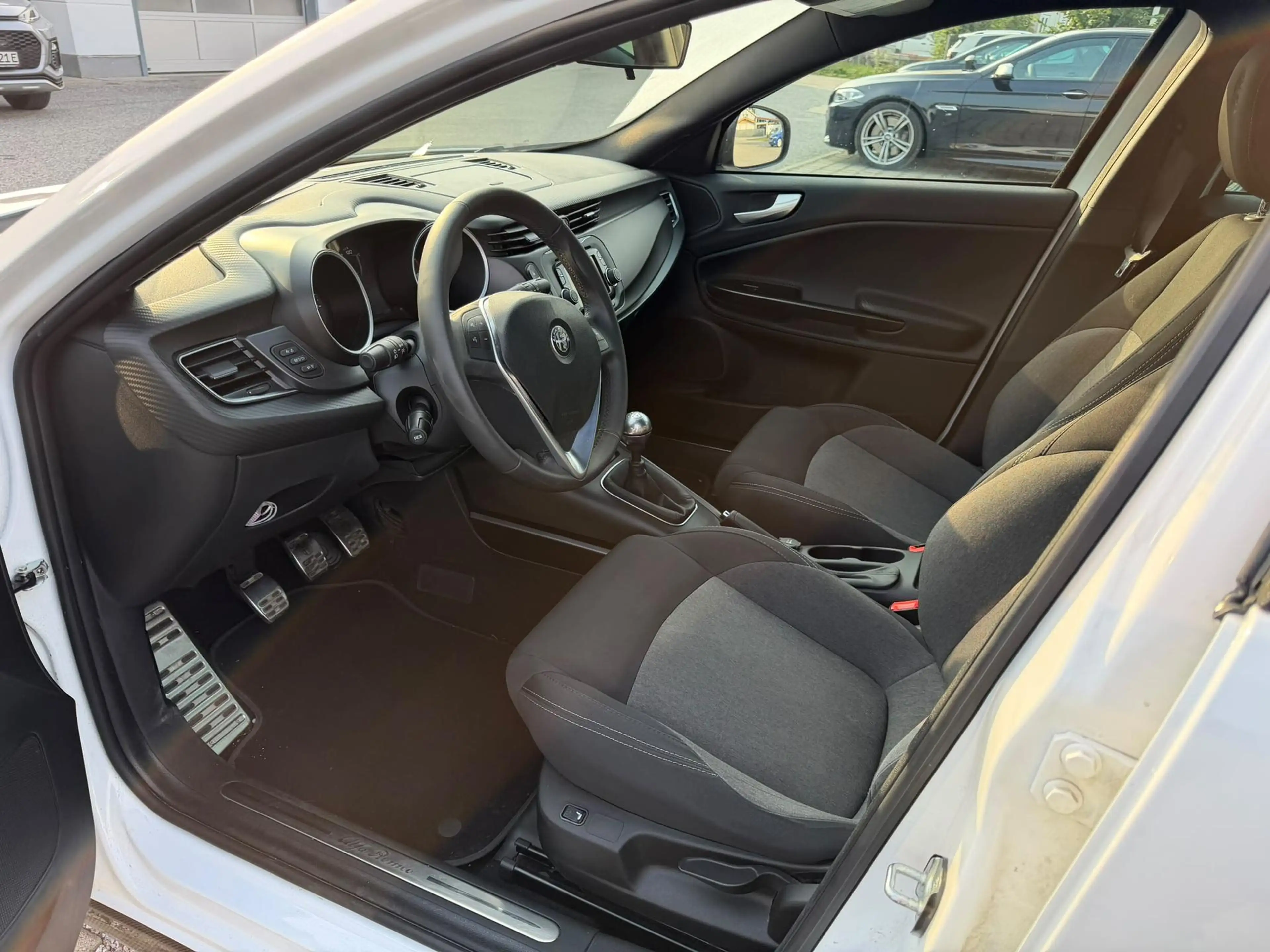 Alfa Romeo Giulietta Sport 1,4 TB 16V inkl. Winterräder 110 kW (150 ... — photo 7
