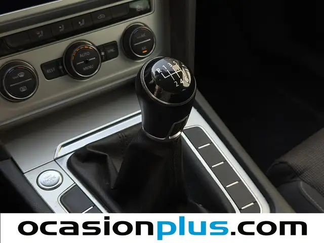 Volkswagen Passat view 5