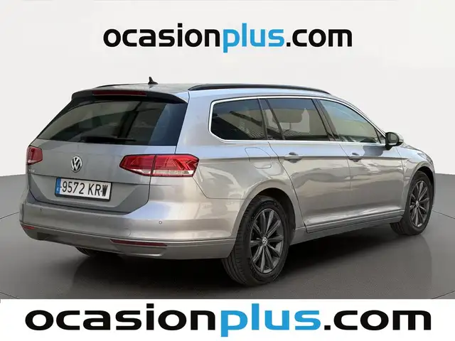 Volkswagen Passat view 4