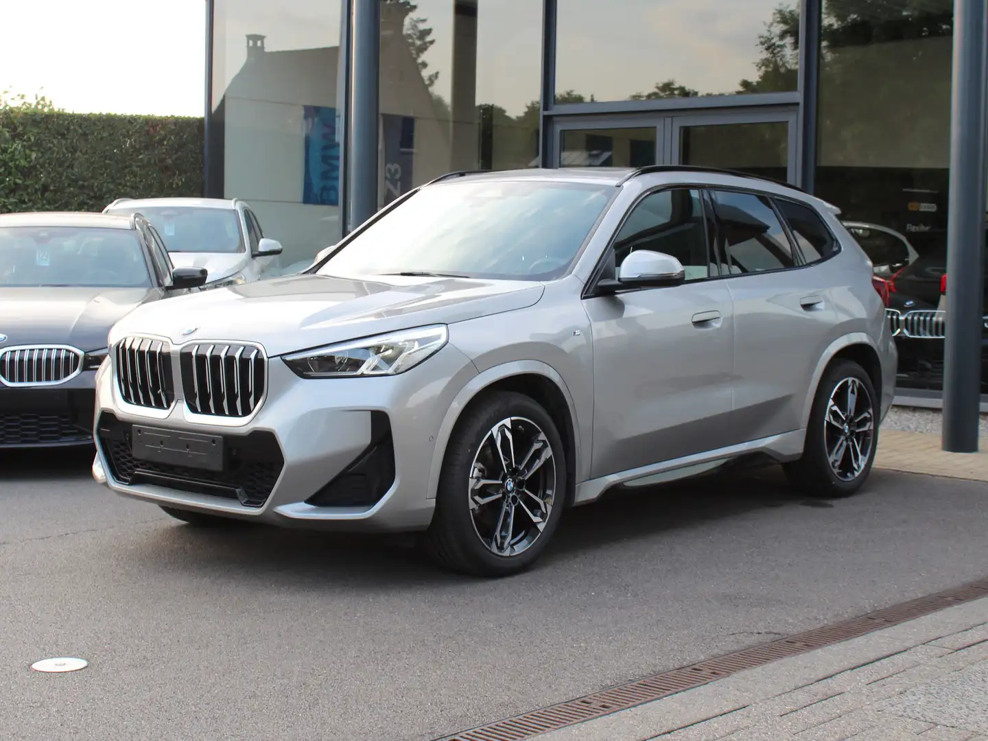 BMW X1 sDrive18i M Sport / PANODAK / TREKHAAK / DODE HOEK Grijs - 2