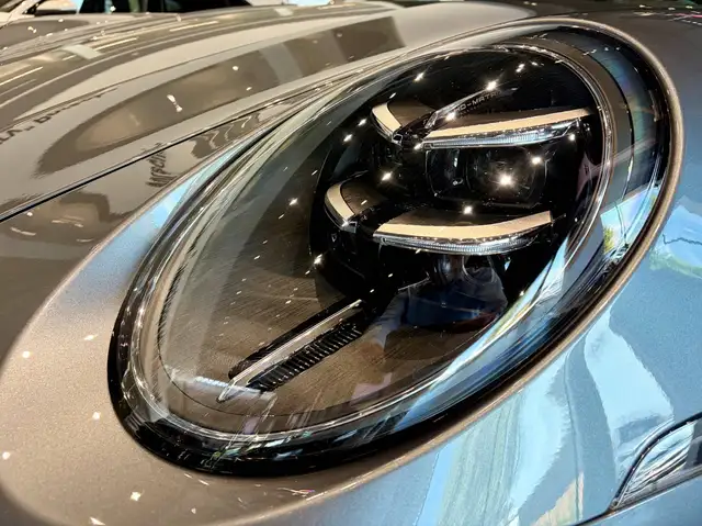 Porsche 911 view 5