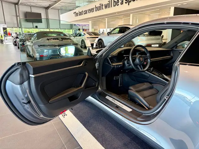 Porsche 911 view 11