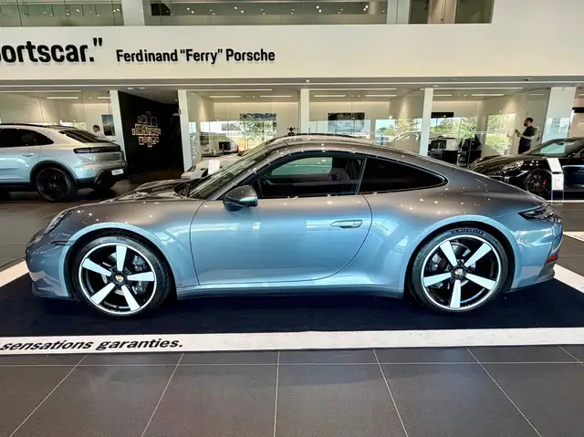 Porsche 911 view 2