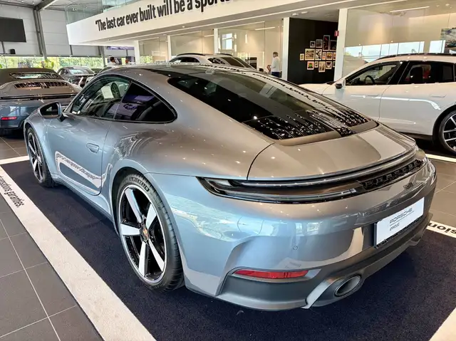 Porsche 911 view 3