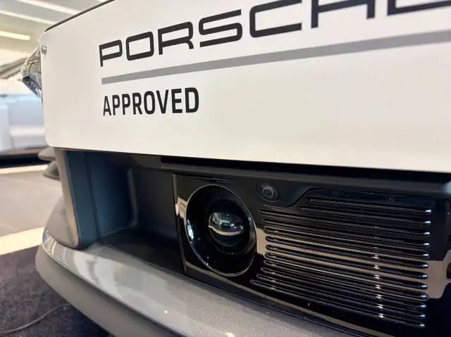 Porsche 911 view 10