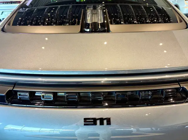 Porsche 911 view 7