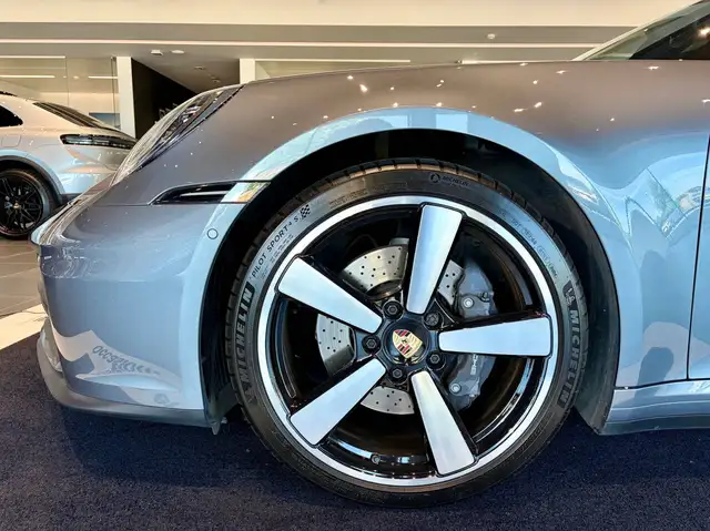 Porsche 911 view 4