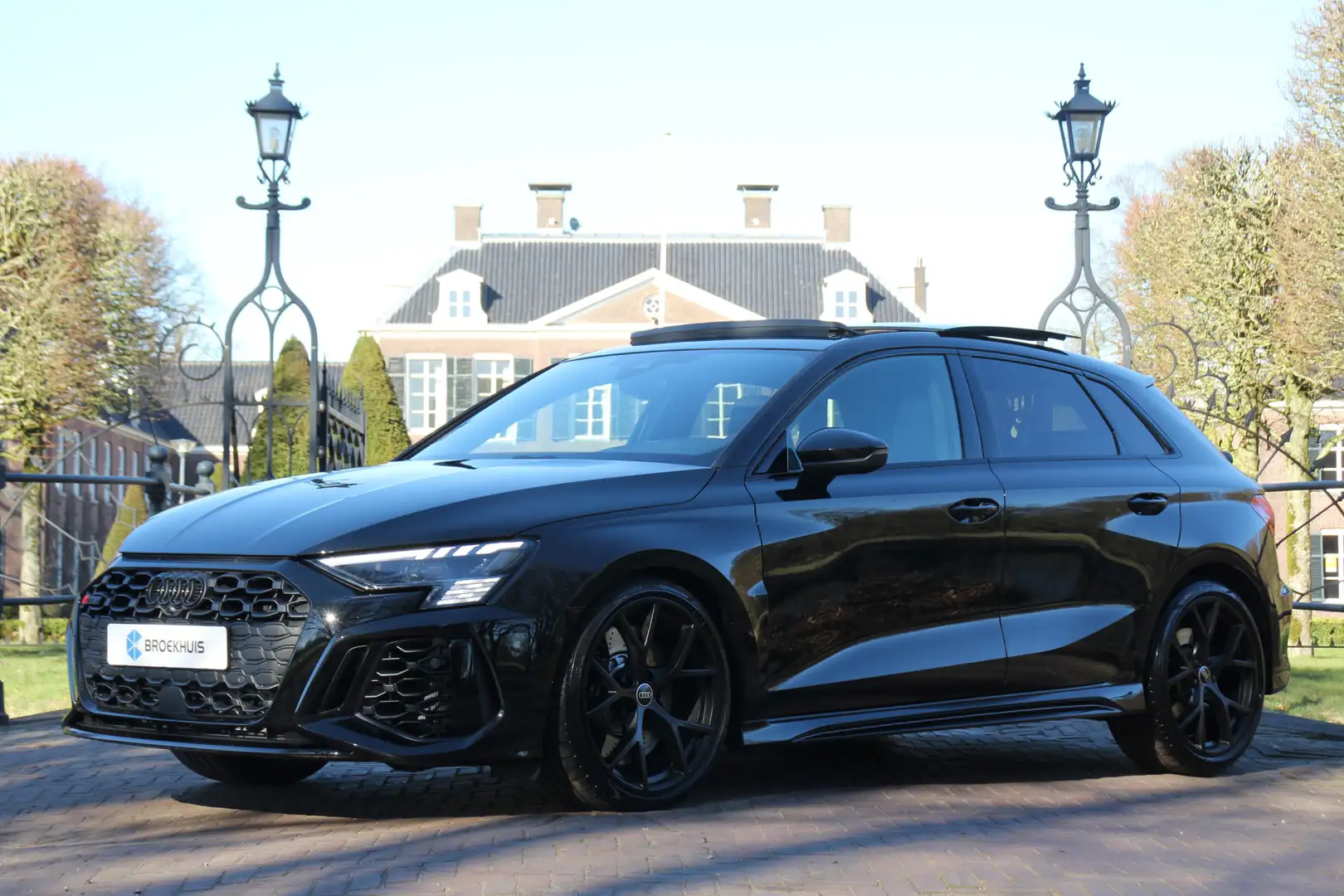 Audi RS3 Sportback 2.5 TFSI RS3 400PK QUATTRO | PANO DAK | Zwart - 1
