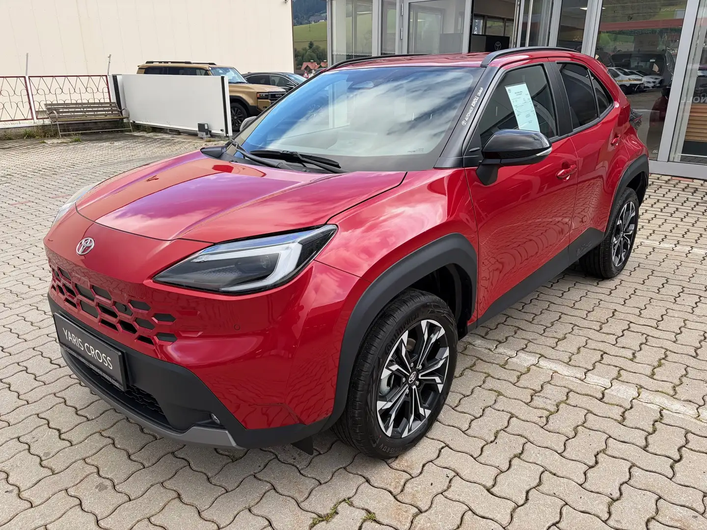Toyota Yaris Cross 1,5 VVT-i Hybrid FWD Teamplayer Technikpaket Rot - 2