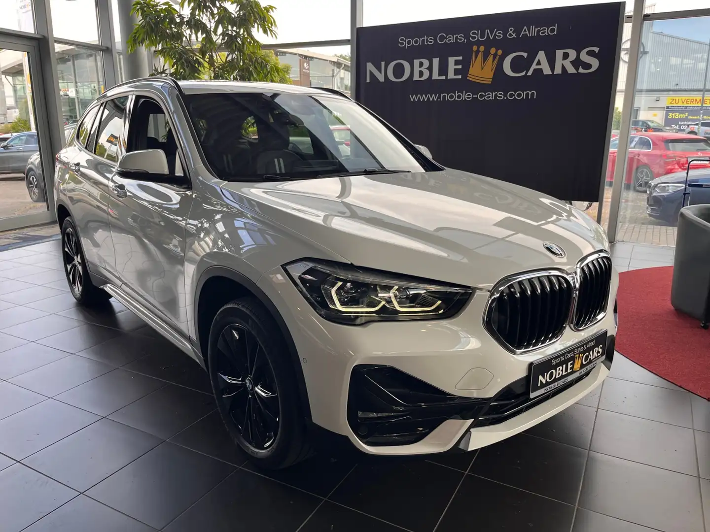 BMW X1 xDrive 20 i Sport Line AHK HUD ACC LED Blanco - 1