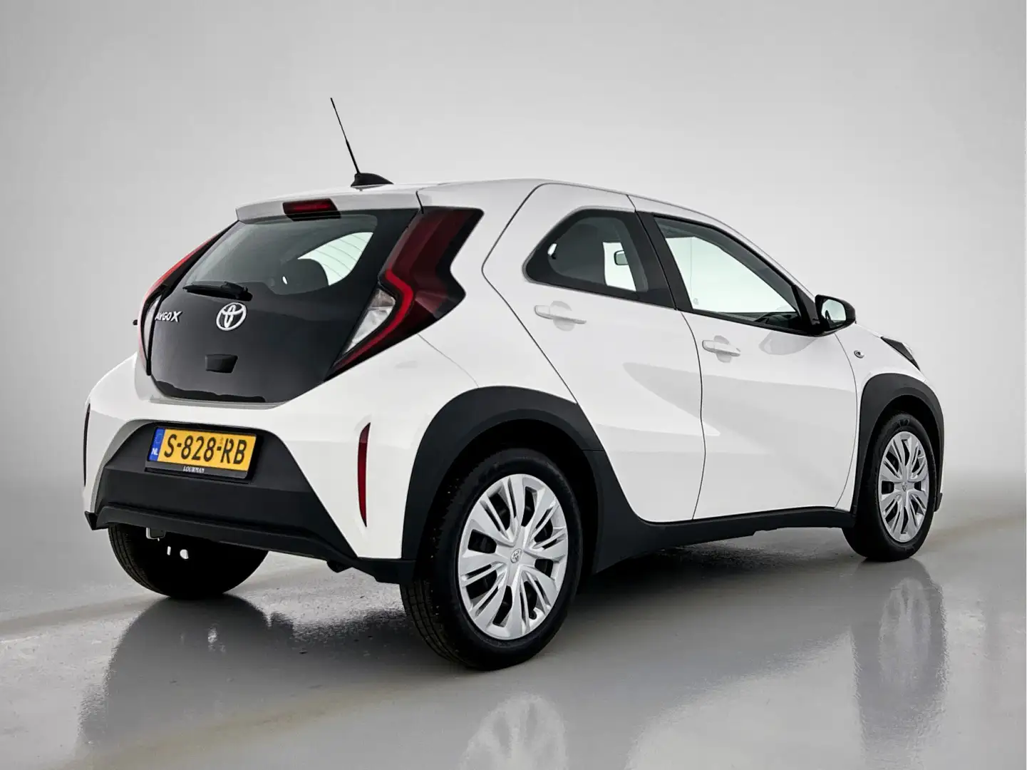 Toyota Aygo X 1.0 VVT-i MT Play | Nederlandse auto | Wit - 2