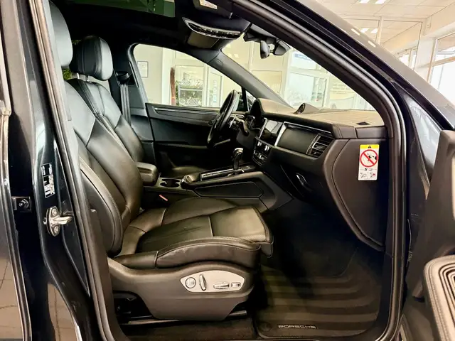 Porsche Macan view 12