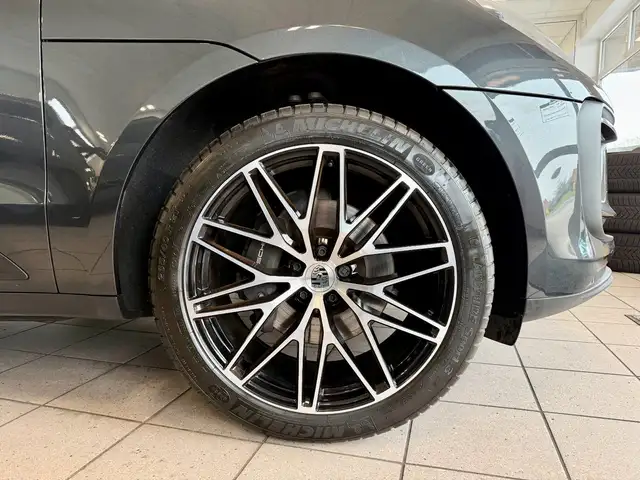 Porsche Macan view 6