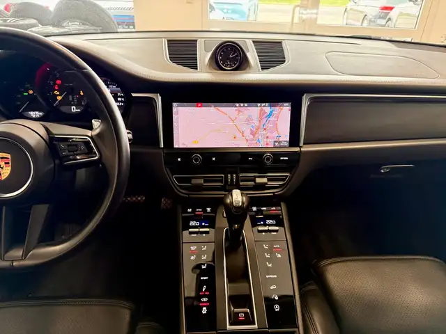 Porsche Macan view 16