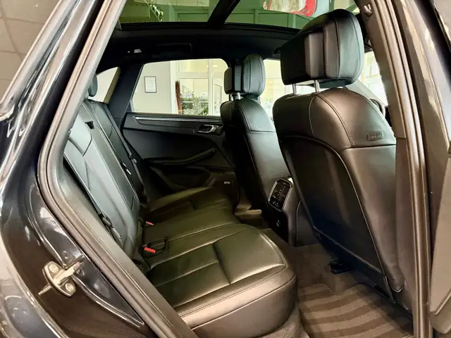 Porsche Macan view 11