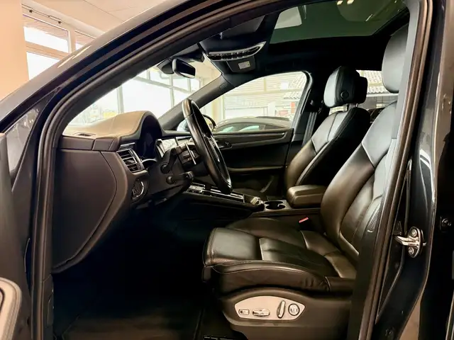 Porsche Macan view 8