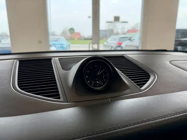Porsche Macan view 17