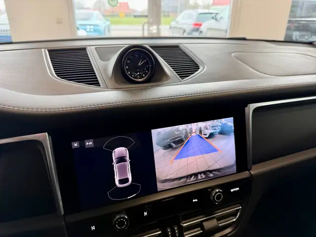 Porsche Macan view 19