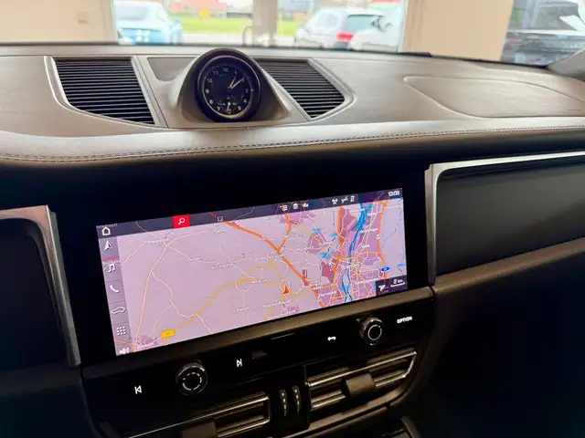 Porsche Macan view 18