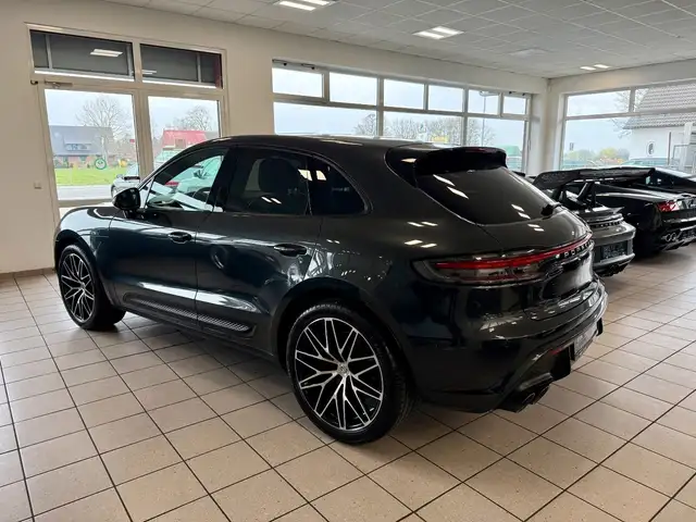 Porsche Macan view 3