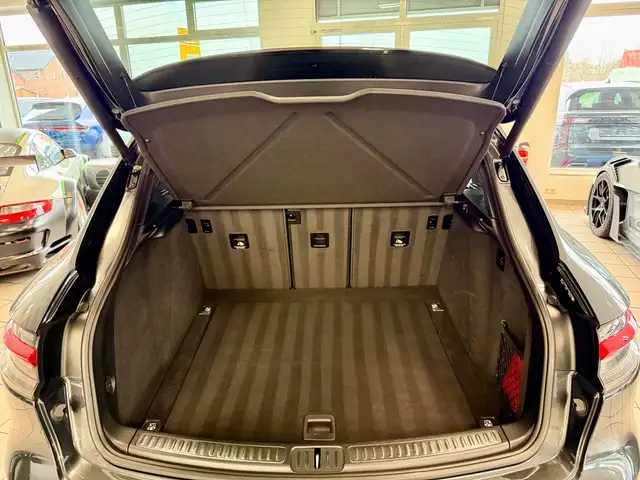 Porsche Macan view 10