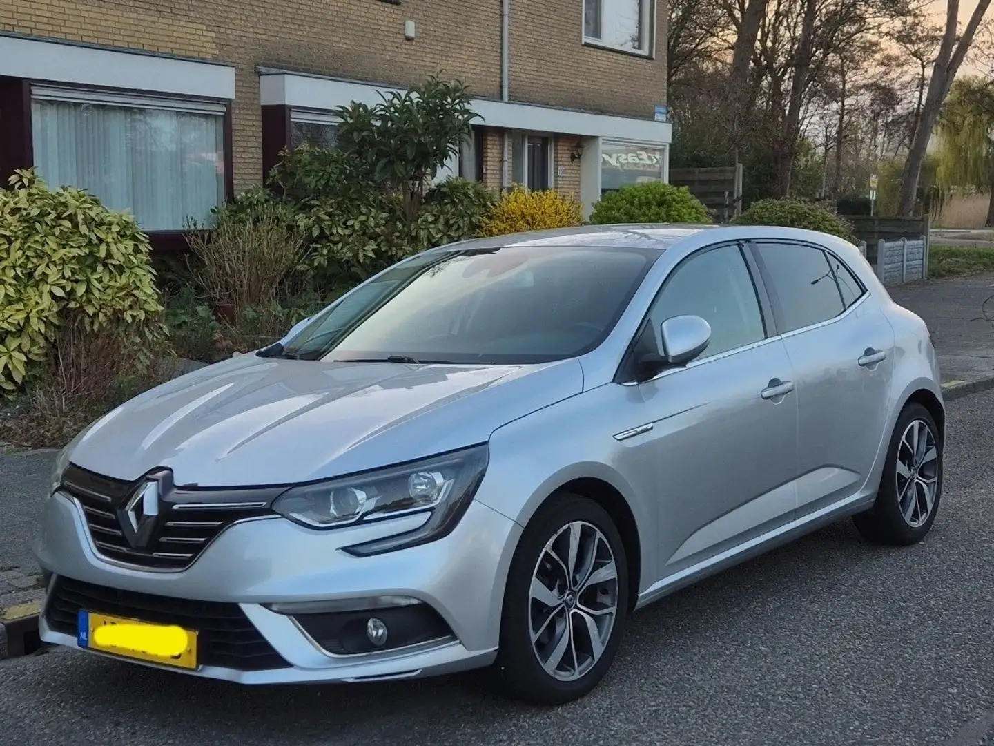 Renault Megane 1.2 TCe Bose Zilver - 1