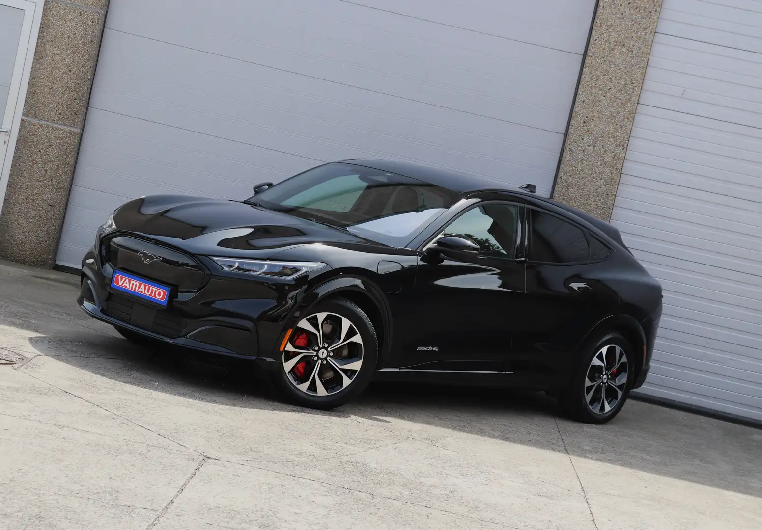 Ford Mustang Mach-E 76 kWh AWD Premium Standard Range - Pano/Memory Zwart - 2