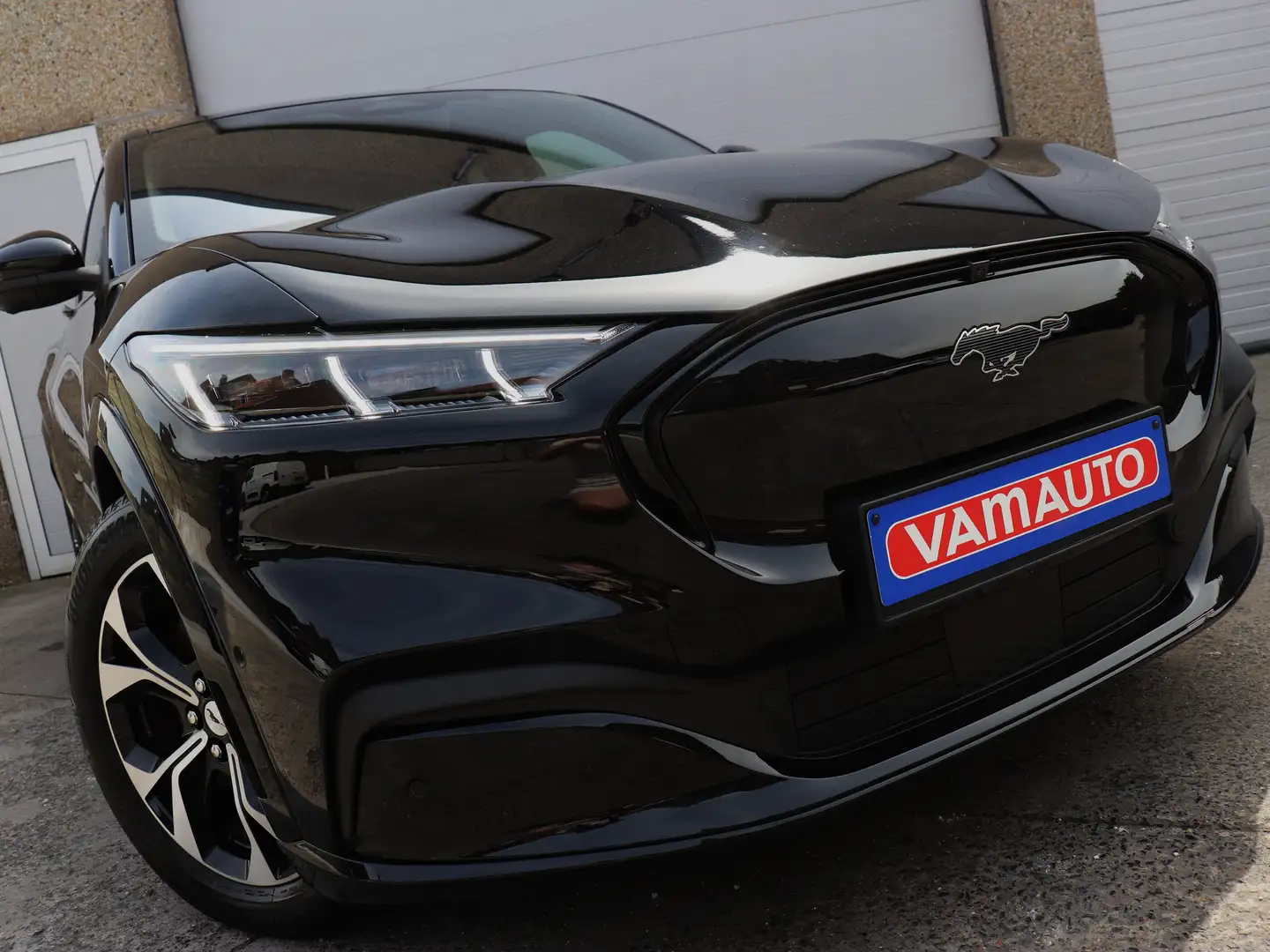 Ford Mustang Mach-E 76 kWh AWD Premium Standard Range - Pano/Memory Zwart - 1