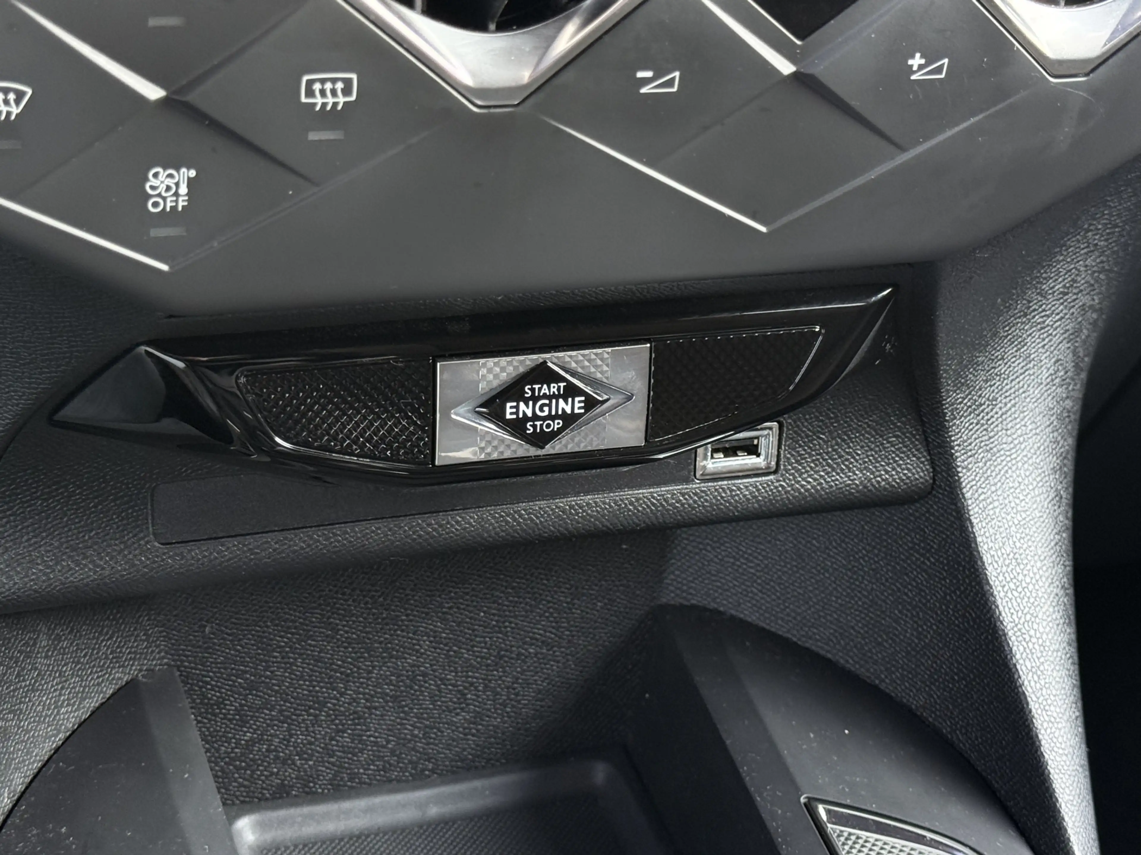 DS Automobiles DS 3 Crossback 1.2 PureTech Rivoli Navi / Camera / Carplay / Lm V — photo 35