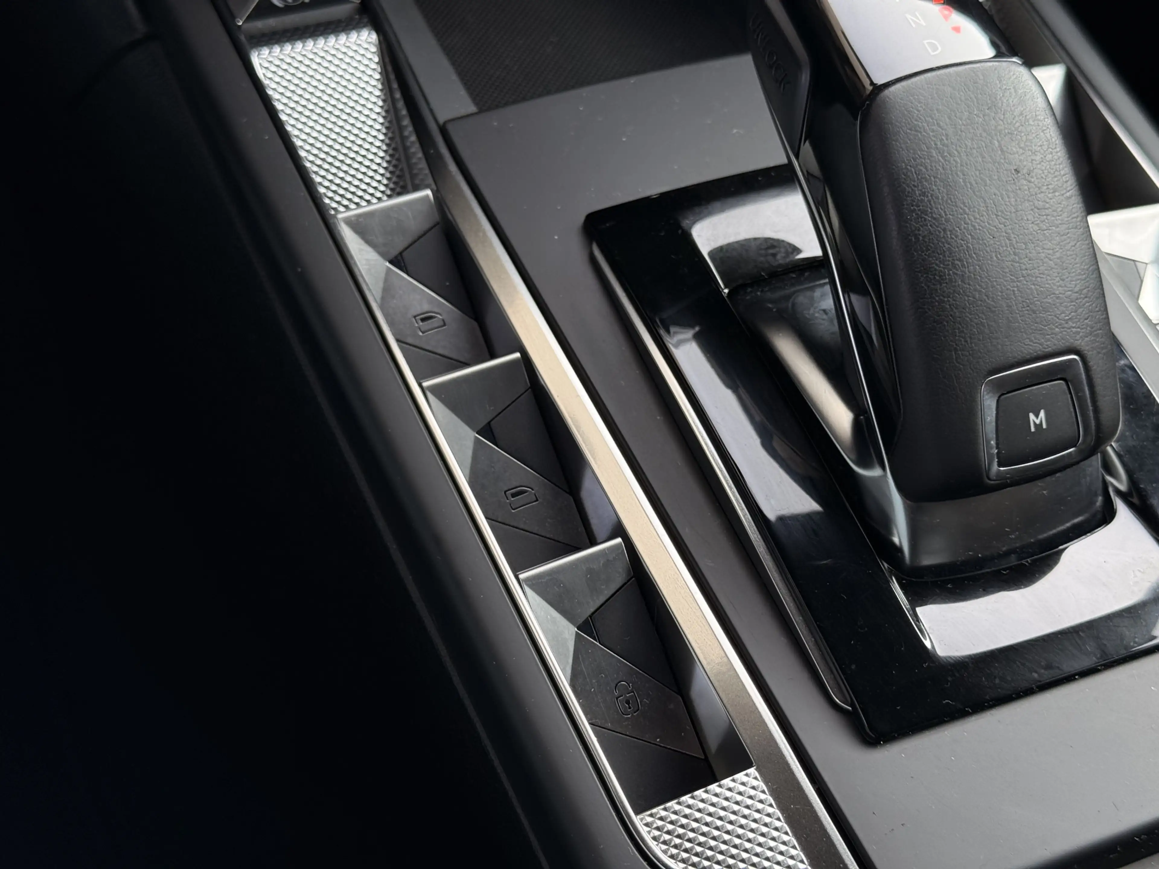 DS Automobiles DS 3 Crossback 1.2 PureTech Rivoli Navi / Camera / Carplay / Lm V — photo 37