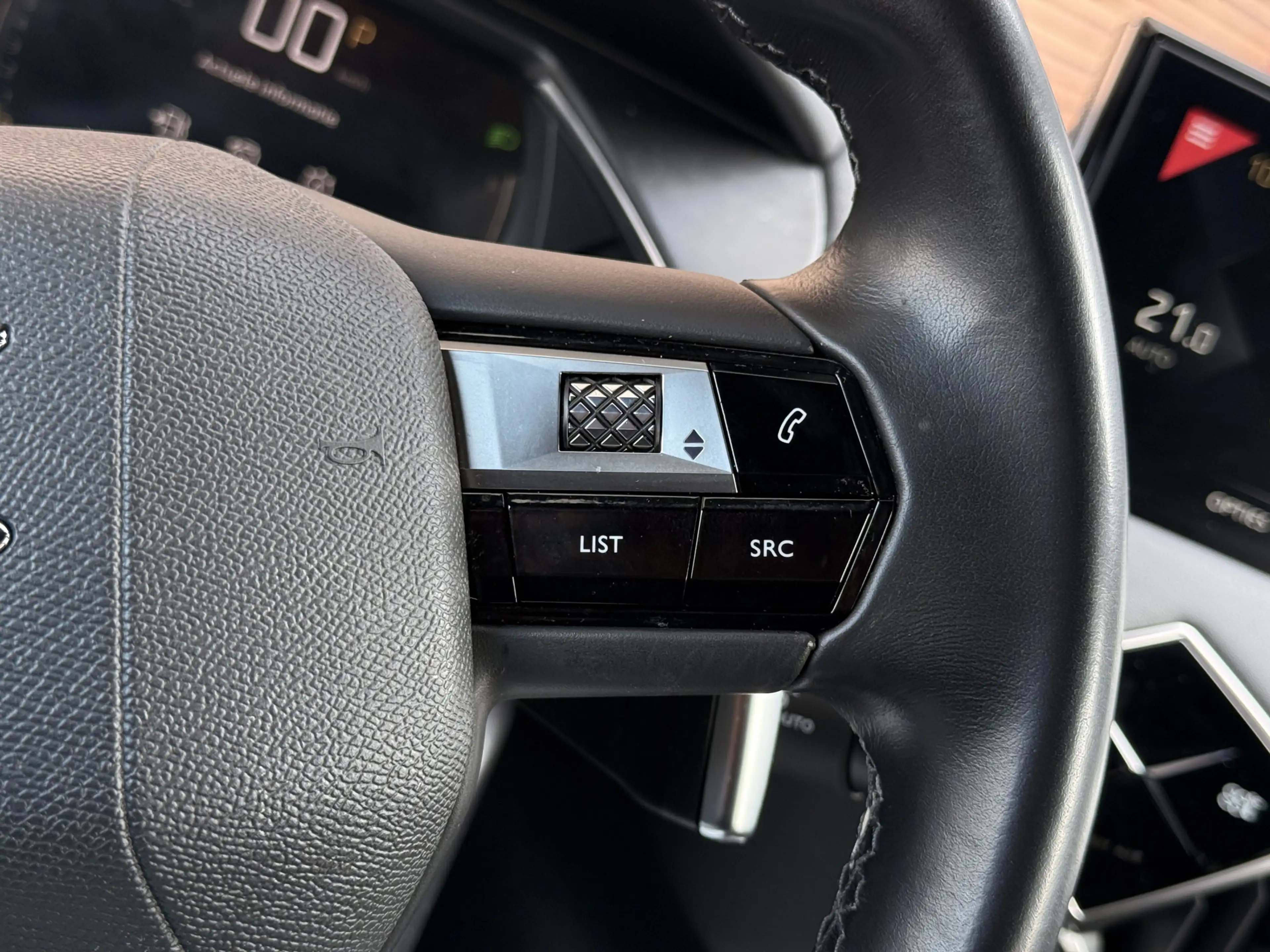 DS Automobiles DS 3 Crossback 1.2 PureTech Rivoli Navi / Camera / Carplay / Lm V — photo 25