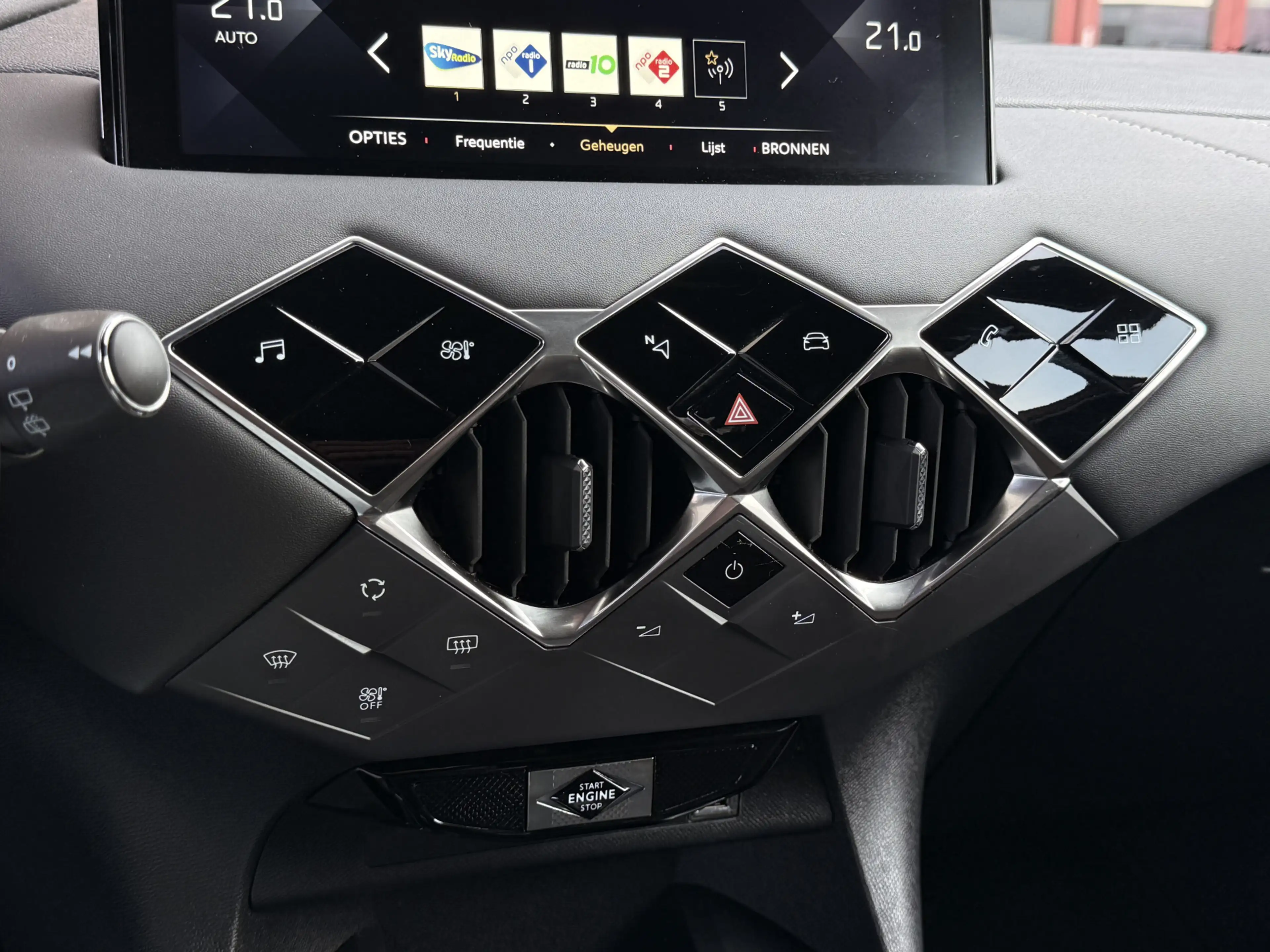DS Automobiles DS 3 Crossback 1.2 PureTech Rivoli Navi / Camera / Carplay / Lm V — photo 34